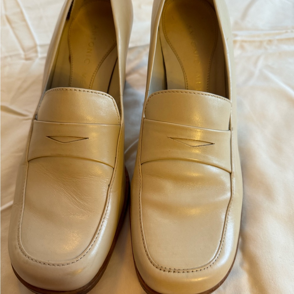 Heeled loafer